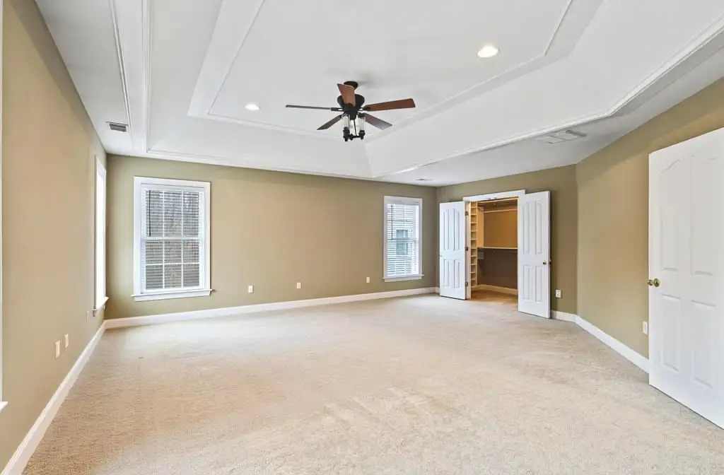Decluttered room after object removal